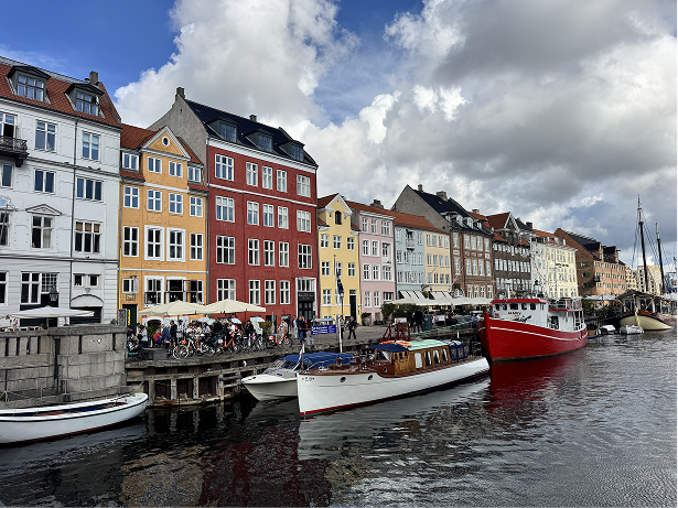 Boats and Colorful Homes (3)