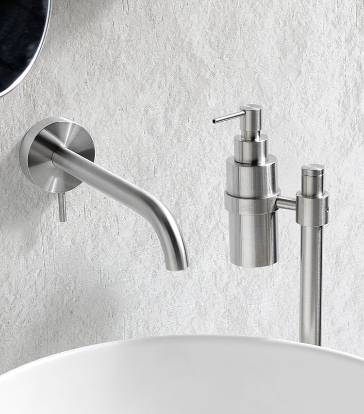 Poli bathtub with accessories