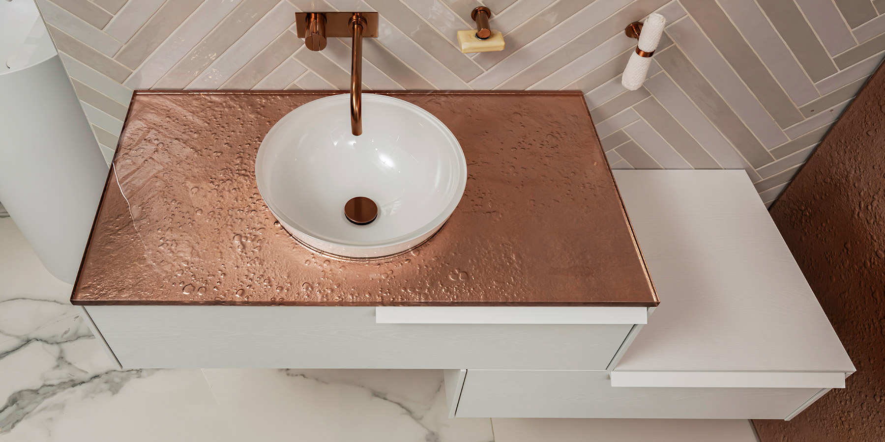 Brass-look bathroom countertop with vessel sink