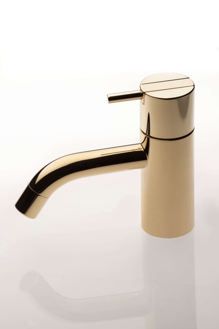 One-handle mixer with ceramic disc technology, fixed spout with water saving aerator