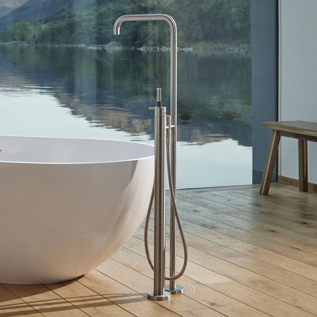 Free-standing bath mixer with hand shower with swivel spout