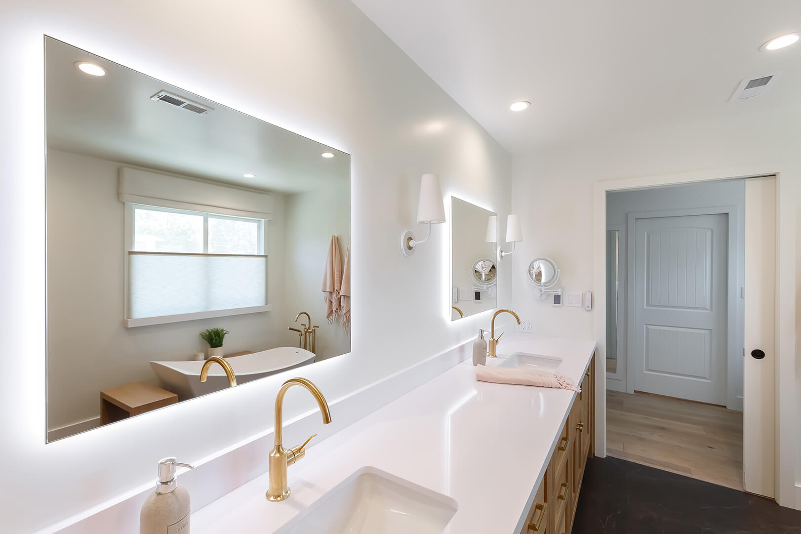 Hastings-Tile-Bath-Aurora-Mirrors-and-Chelsea-Tub-PHOTO-CREDIT-to-HILLARY-CAMPBELL