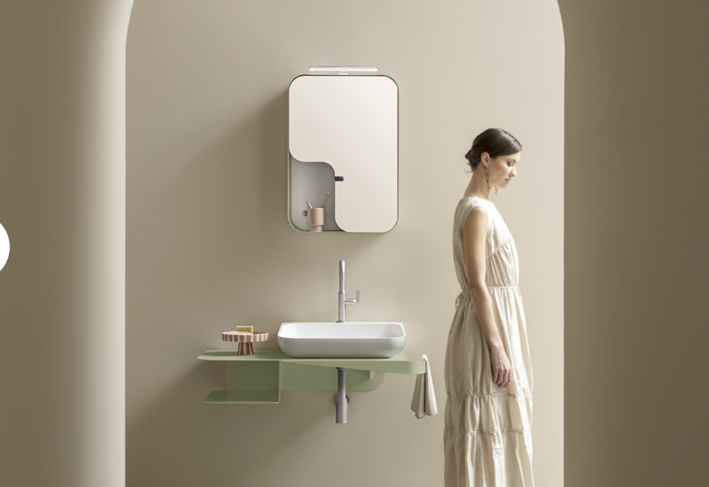 Tulip-Console-96-Shelf-Lifestyle-Quadro-Mirror